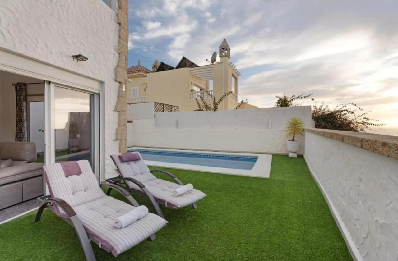 Villa Torviscas 아데제