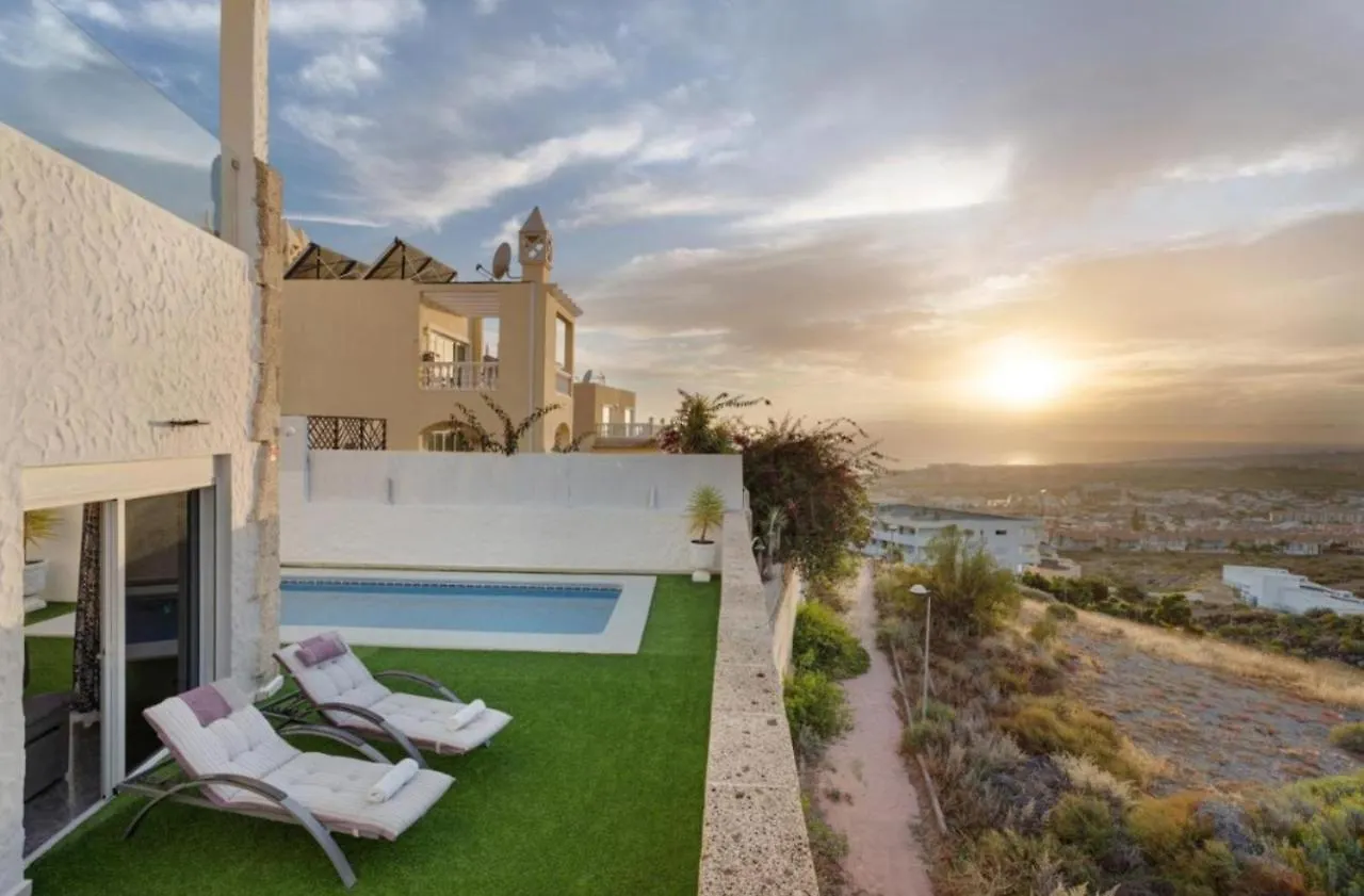 Villa Torviscas 아데제